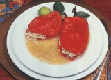 Chiles Pimientos Rellenos de Cangrejo y Salsa de Mariscos al Limón