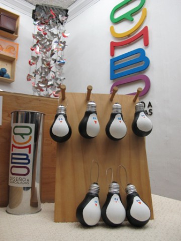 Pingüinitos elaborados con focos reciclados