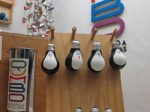 Pingüinitos elaborados con focos reciclados
