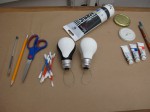 Pingüinitos elaborados con focos reciclados