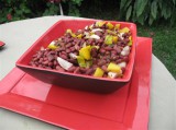 Ensalada de frijoles rojos con pimientos amarillos