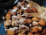 Buñuelos de  elote con miel de panela